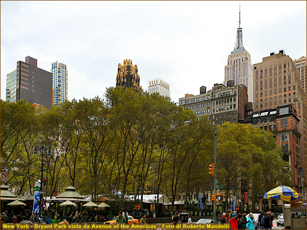 New York 2012 Bryant Park vista da Avenue of the Americas foto Roberto Mandelli